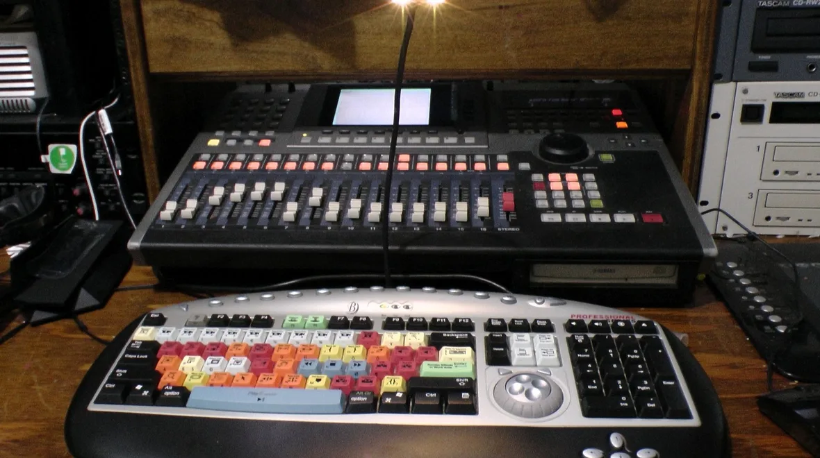 Раздельные звуковые дорожки решают на монтаже больше, чем любые эффекты: склеенный в одну дорожку звук разделить обратно нельзя.