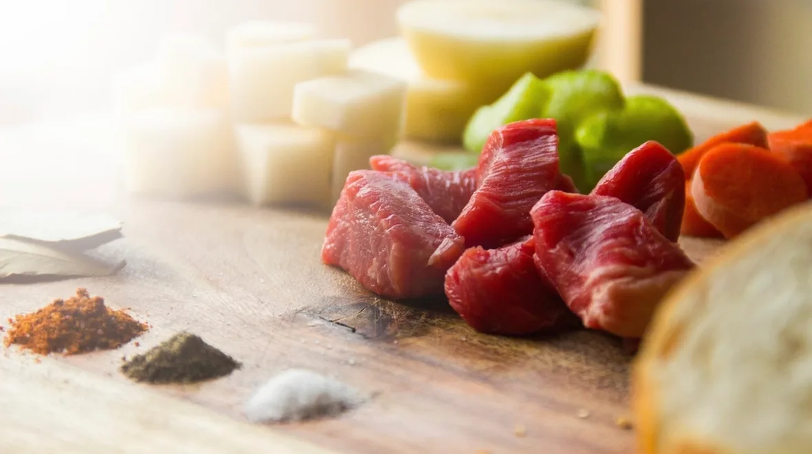 Отдельная доска для сырого мяса — самая дешёвая страховка на кухне.