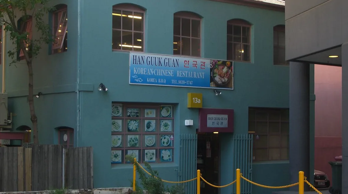 Пока экранов с заказами несколько, повар выбирает приоритет на слух, а не по времени.