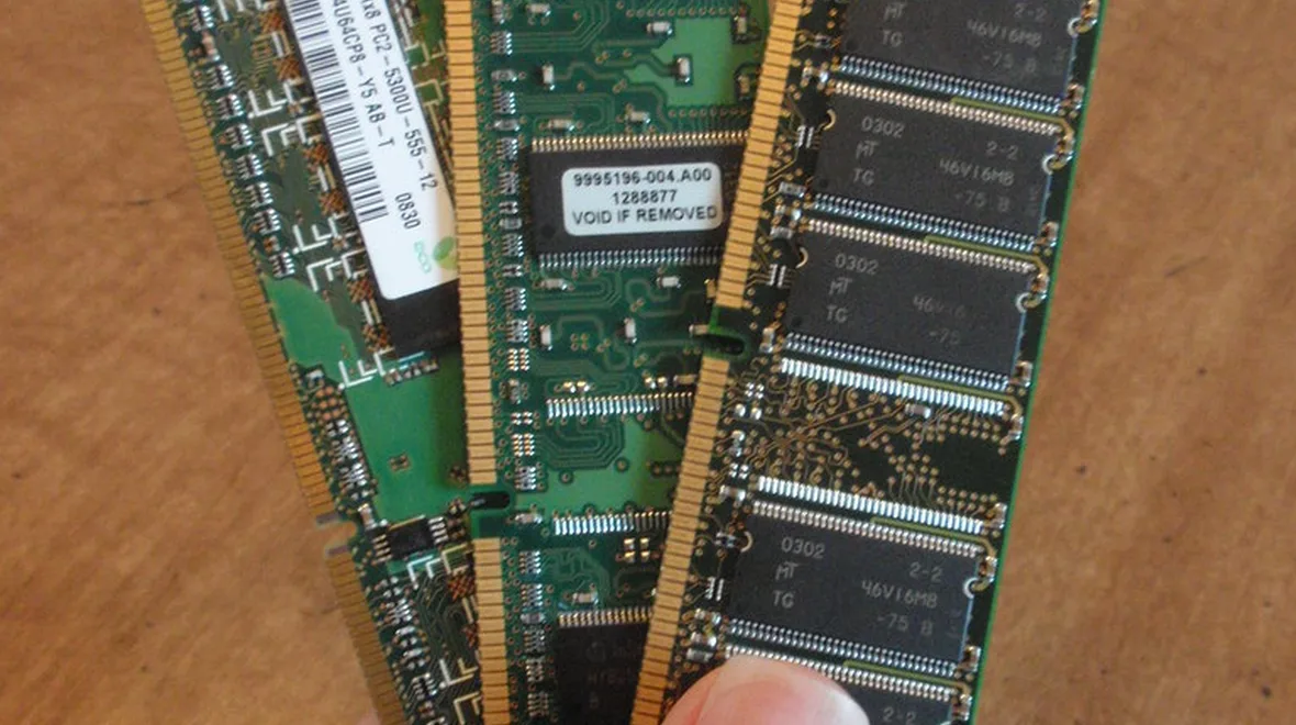 DDR4 и DDR5 различаются расположением ключа-выемки на контактной планке — это разные слоты, а не разные настройки одной и той же памяти.