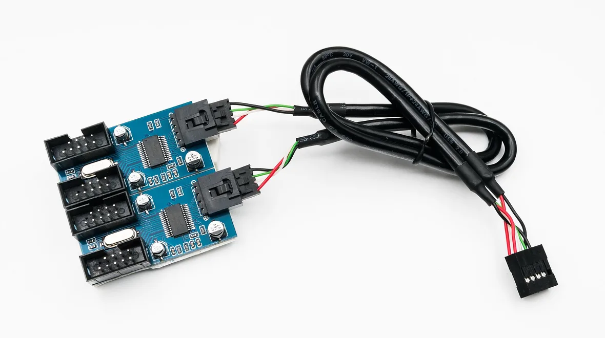Компактный USB-C хаб добавляет ноутбуку порты, которых не хватает из коробки.